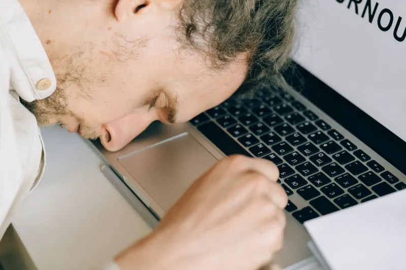 Stanco di tutto e sempre connesso: il burnout digitale che nessuno ti insegna a riconoscere