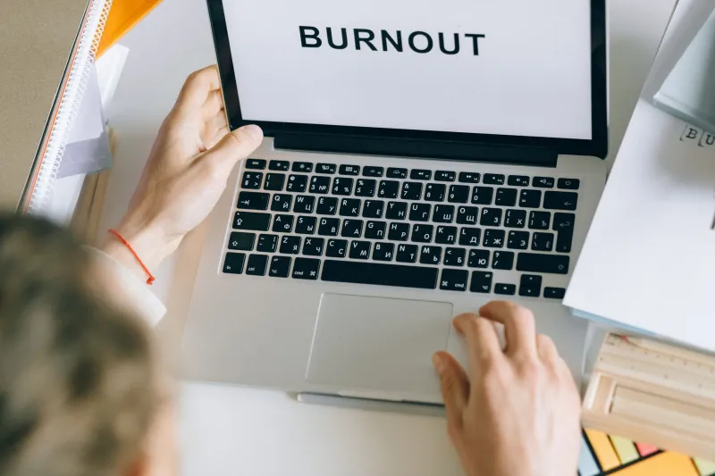 Quando lo schermo diventa una prigione: riconoscere ed uscire dal burnout digitale