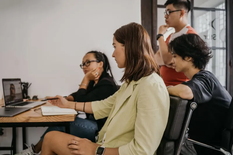 Soli insieme: il potere (e i limiti) delle comunità digitali per il benessere emotivo